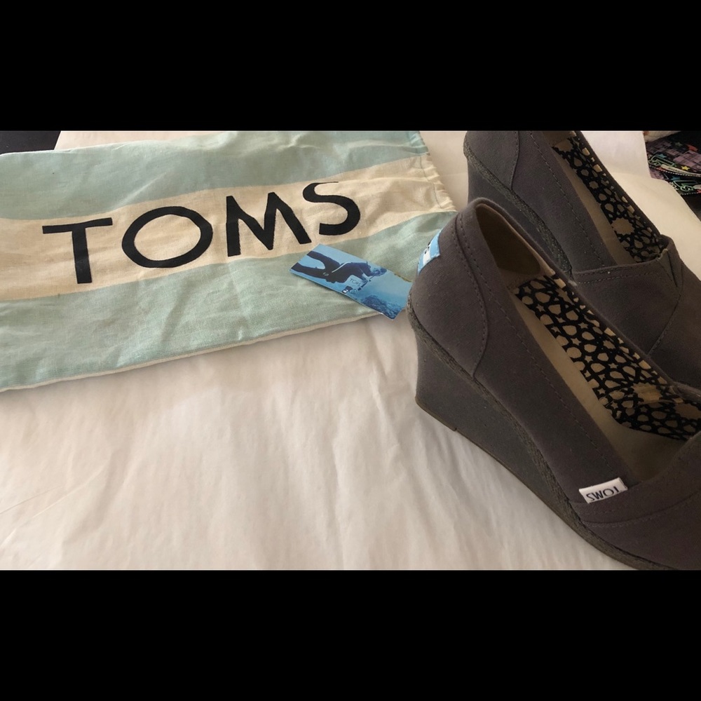 TOMS - Picture 2 of 4